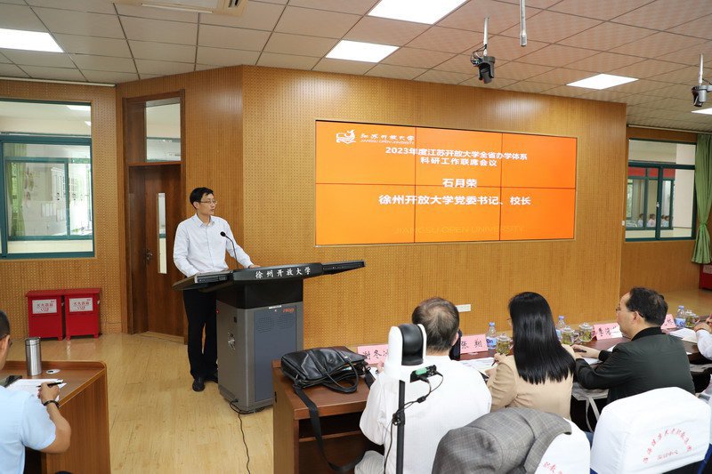 我校黨委書記、校長石月榮致辭