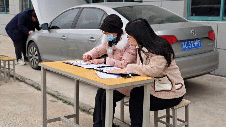 汽車工程學院黨員教師為教職工登記檢查車輛