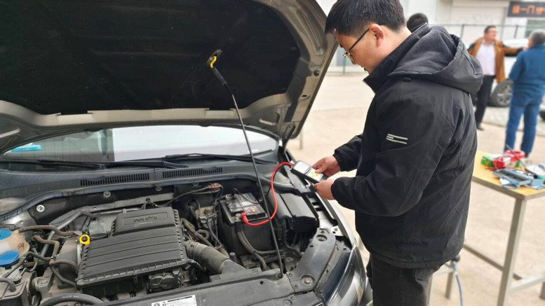 汽車工程學院黨員教師為教職工車輛做安全檢查