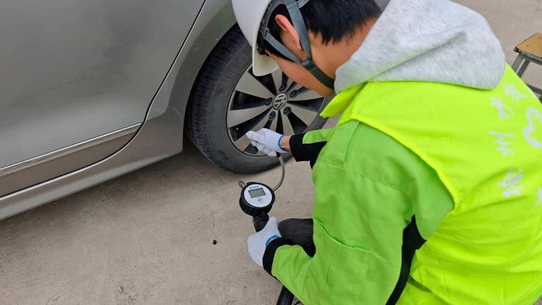 汽車工程學院團支部學生為教職工車輛做胎壓檢測