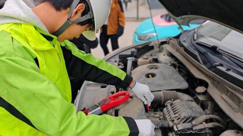 汽車工程學院團支部學生為教職工車輛做安全檢測